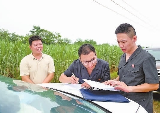 圖③：清塘后，執(zhí)行干警與某農(nóng)場負(fù)責(zé)人確認(rèn)魚塘交付情況。