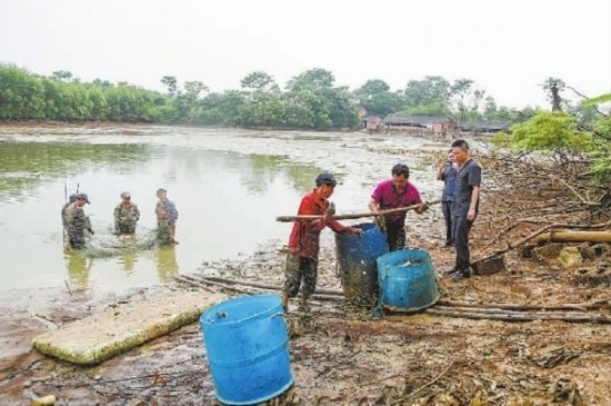 圖②：執(zhí)行干警督促凌某捕魚清塘。