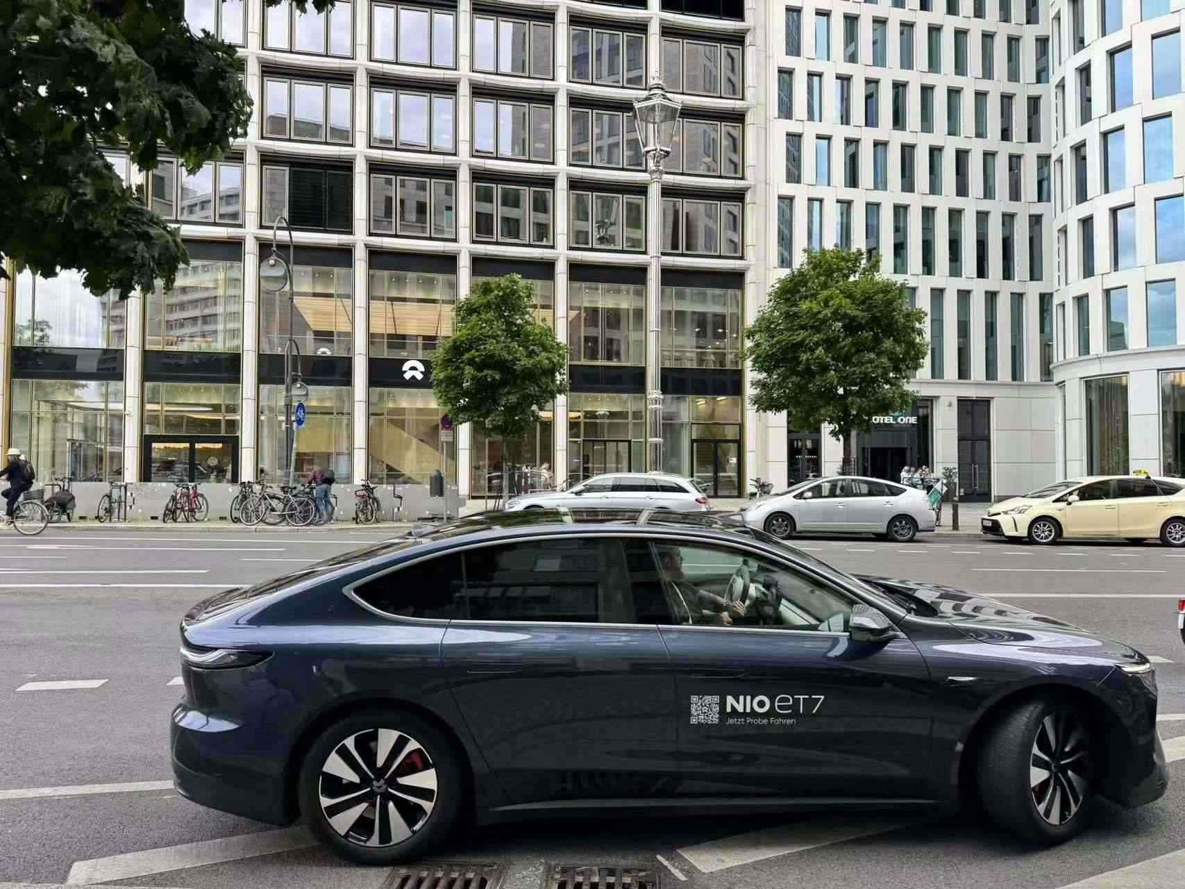 消費(fèi)者在蔚來柏林智能駕駛中心前試駕電動汽車。 人民網(wǎng)記者 李強(qiáng)攝