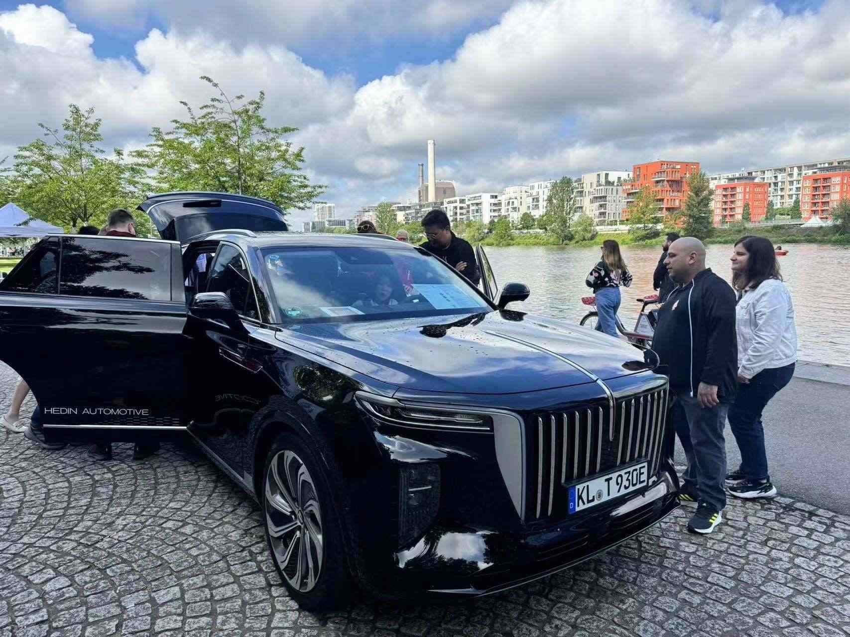 紅旗電動汽車在法蘭克福市中心做演示 人民網(wǎng)記者 李強(qiáng)攝