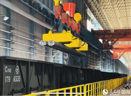 通鋼產(chǎn)品正在裝車(chē)。人民網(wǎng) 謝瑩攝