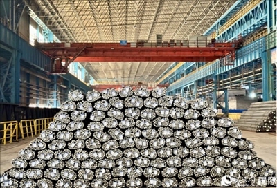 廠房?jī)?nèi)待運(yùn)輸?shù)耐ㄤ摦a(chǎn)品。人民網(wǎng) 謝瑩攝