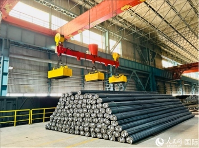 通鋼產(chǎn)品正在裝車(chē)。人民網(wǎng) 謝瑩攝