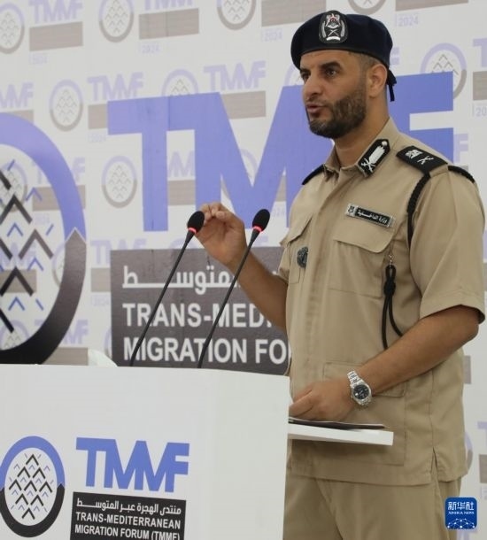 7月10日，利比亞內(nèi)政部長(zhǎng)特拉貝爾西在首都的黎波里舉行的新聞發(fā)布會(huì)上講話。新華社發(fā)（哈姆扎·圖爾基亞攝）