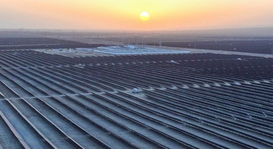 2023年11月13日拍攝的中國石油塔里木油田伽師縣60萬千瓦光伏發(fā)電項目（無人機(jī)照片）。新華社發(fā)（陳士兵攝）