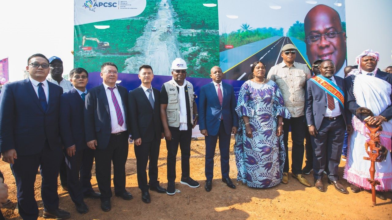 剛果（金）政府代表與中方企業(yè)代表出席開工儀式。中鐵資源集團(tuán)供圖