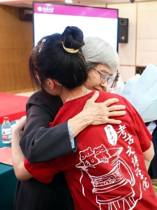 2023年，在校友向母校捐贈儀式上，鐘芳蓉與樊錦詩擁抱。校方供圖