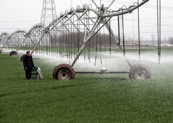 2024年3月18日，在河南省焦作市博愛縣孝敬鎮(zhèn)東原莊村瑞輝家庭農(nóng)場，村民使用全自動指針式噴灌機(jī)進(jìn)行澆灌作業(yè)。新華社發(fā)（程全攝）