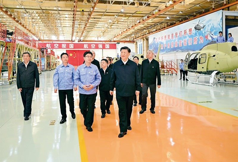 2023年10月10日至13日，中共中央總書(shū)記、國(guó)家主席、中央軍委主席習(xí)近平在江西考察。這是11日上午，習(xí)近平在景德鎮(zhèn)市昌河飛機(jī)工業(yè)（集團(tuán)）有限公司考察。 新華社記者 燕雁/攝