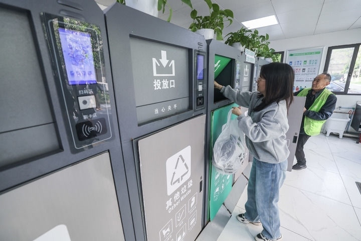 2024年4月10日，在浙江省湖州市吳興區(qū)飛英街道新華府小區(qū)內(nèi)，居民在垃圾分類智能系統(tǒng)的指導(dǎo)下進(jìn)行垃圾分類投放，居民的投放情況將實時匯總到智慧服務(wù)平臺，會有相應(yīng)的積分獎勵。新華社記者 徐昱 攝