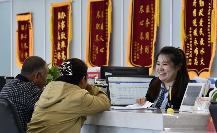 2024年3月25日，北京市大興區(qū)龐各莊鎮(zhèn)政務(wù)服務(wù)中心的工作人員耐心為群眾解答問題。大興區(qū)龐各莊鎮(zhèn)政務(wù)服務(wù)中心用“最多跑一次”的工作理念為企業(yè)和群眾提供了便利化、精準(zhǔn)化、個性化的衍生服務(wù)。新華社記者 李欣 攝