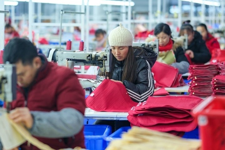 2024年1月18日，社區(qū)居民在紅安社區(qū)的鄉(xiāng)村振興就業(yè)車間工作。紅安社區(qū)是由易地搬遷安置區(qū)單獨成立的新社區(qū)，位于湖南省湘西土家族苗族自治州鳳凰縣禾庫鎮(zhèn)。新華社記者 張鋮 攝