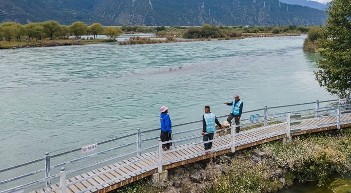 西藏雅尼國家濕地公園管護(hù)員在巡護(hù)途中小憩（無人機(jī)照片，2023年9月8日攝）。新華社記者 丁增尼達(dá) 攝