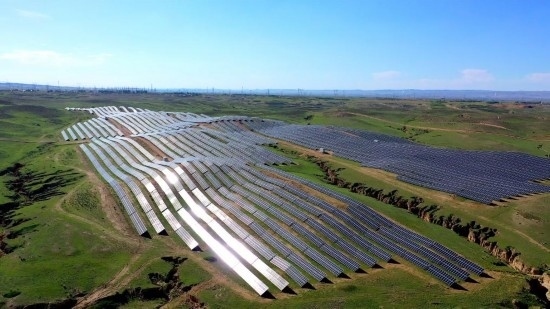 紅寺堡區(qū)發(fā)展光伏產(chǎn)業(yè)。新華社發(fā)（康國慶 攝）