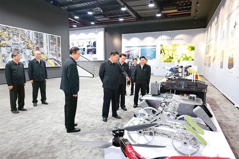 2024年4月22日至24日，中共中央總書(shū)記、國(guó)家主席、中央軍委主席習(xí)近平在重慶考察。這是22日下午，習(xí)近平參觀(guān)重慶科技創(chuàng)新和產(chǎn)業(yè)發(fā)展成果展示。 新華社記者 王曄/攝