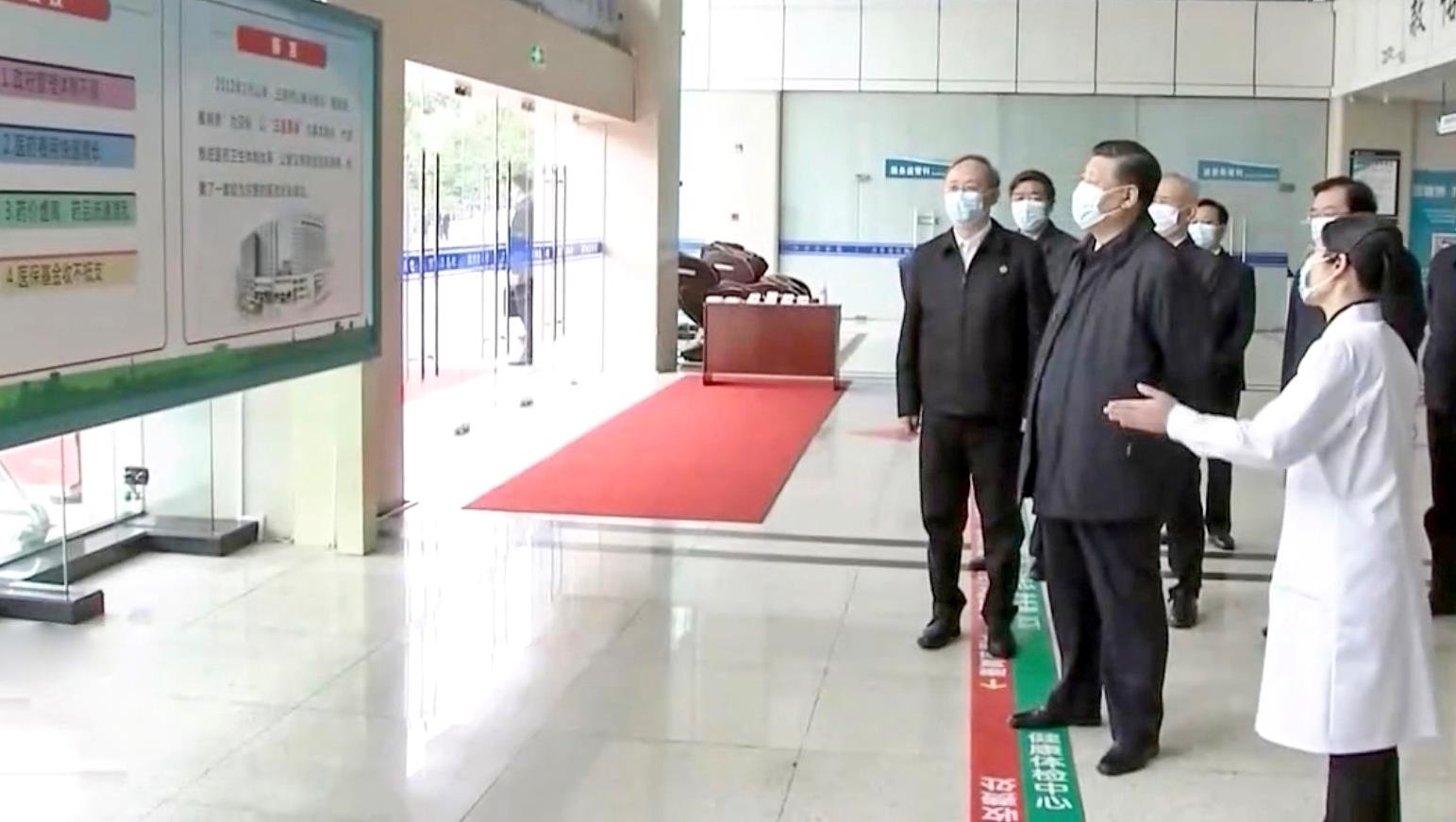 △2021年3月23日，習(xí)近平總書(shū)記在福建三明沙縣總醫(yī)院住院樓一層大廳，聽(tīng)取醫(yī)改情況介紹。