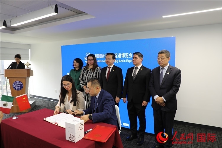 與會(huì)嘉賓簽署關(guān)于共同促進(jìn)墨西哥企業(yè)參加第二屆鏈博會(huì)合作備忘錄。人民網(wǎng) 埃內(nèi)斯托·多明戈斯攝