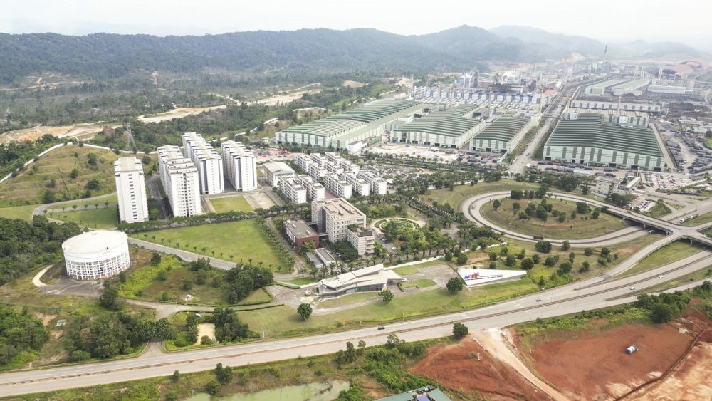 這是2024年6月13日在馬來(lái)西亞彭亨州拍攝的馬中關(guān)丹產(chǎn)業(yè)園（無(wú)人機(jī)照片）。新華社記者 程一恒 攝