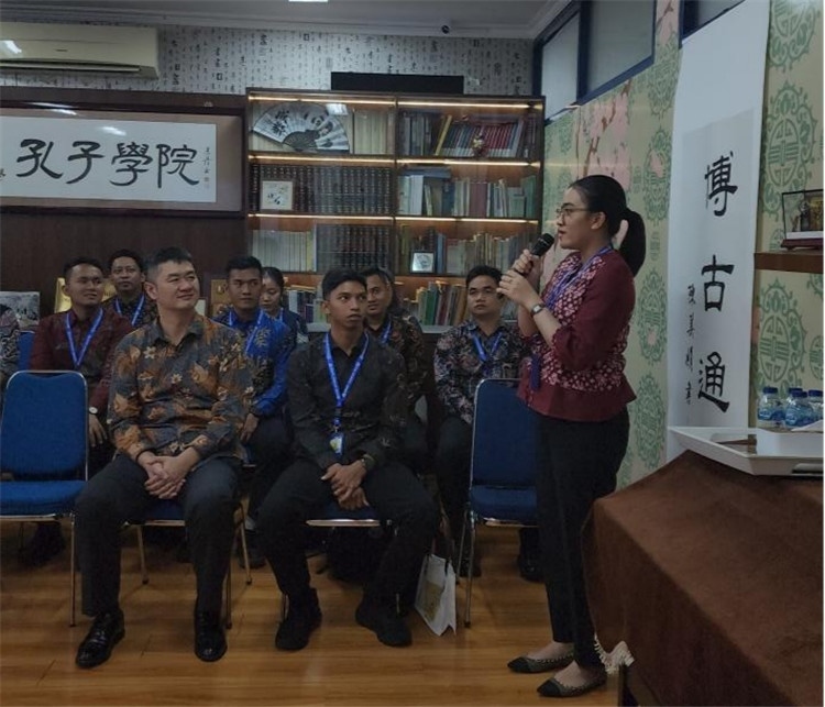 警察學(xué)員用漢語(yǔ)進(jìn)行自我介紹 。活動(dòng)主辦方供圖