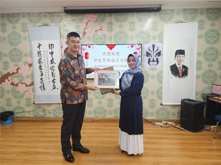 警察語(yǔ)言學(xué)院老師與王大昕交換禮品?；顒?dòng)主辦方供圖