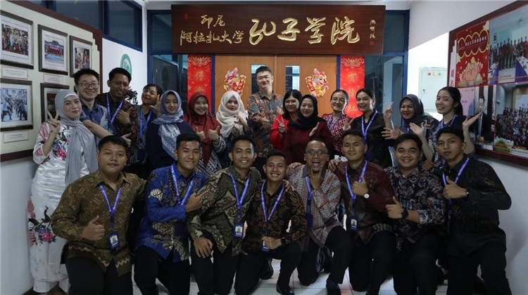 警察 學(xué)員們?cè)诳自洪T(mén)口合影。活動(dòng)主辦方供圖