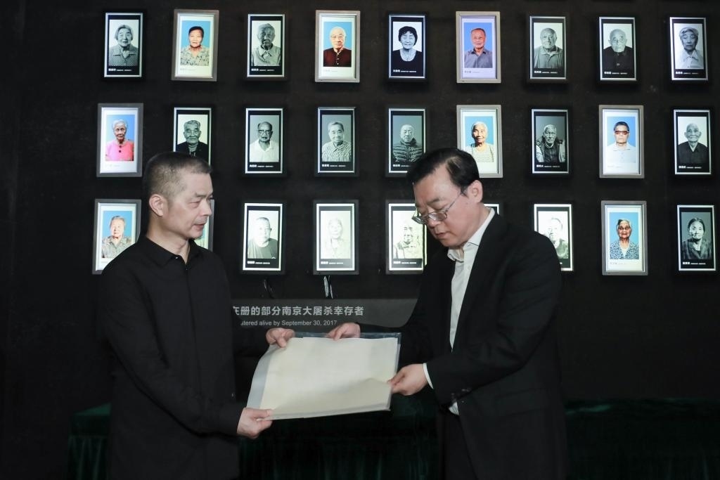 南京大屠殺幸存者高如琴的兒子向軍向侵華日軍南京大屠殺遇難同胞紀(jì)念館捐贈(zèng)高如琴老人相關(guān)物品。（侵華日軍南京大屠殺遇難同胞紀(jì)念館供圖）