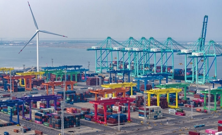 2024年7月3日，一艘集裝箱貨輪停靠在天津港“智慧零碳”碼頭（無人機(jī)照片）。新華社記者 趙子碩 攝