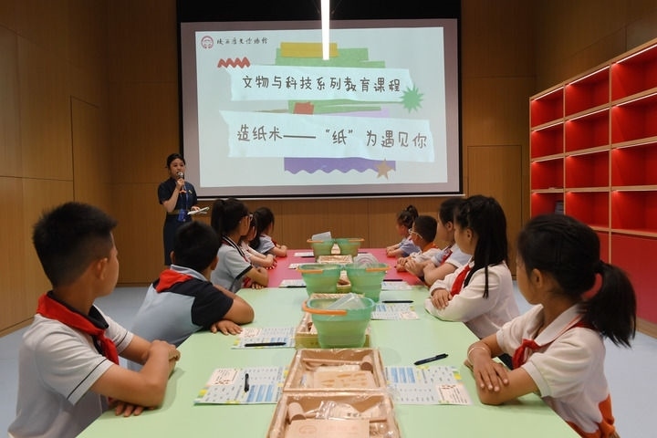 2024年5月18日，小學(xué)生在陜西歷史博物館秦漢館參加“文物與科技”系列教育課程。新華社記者 李一博 攝