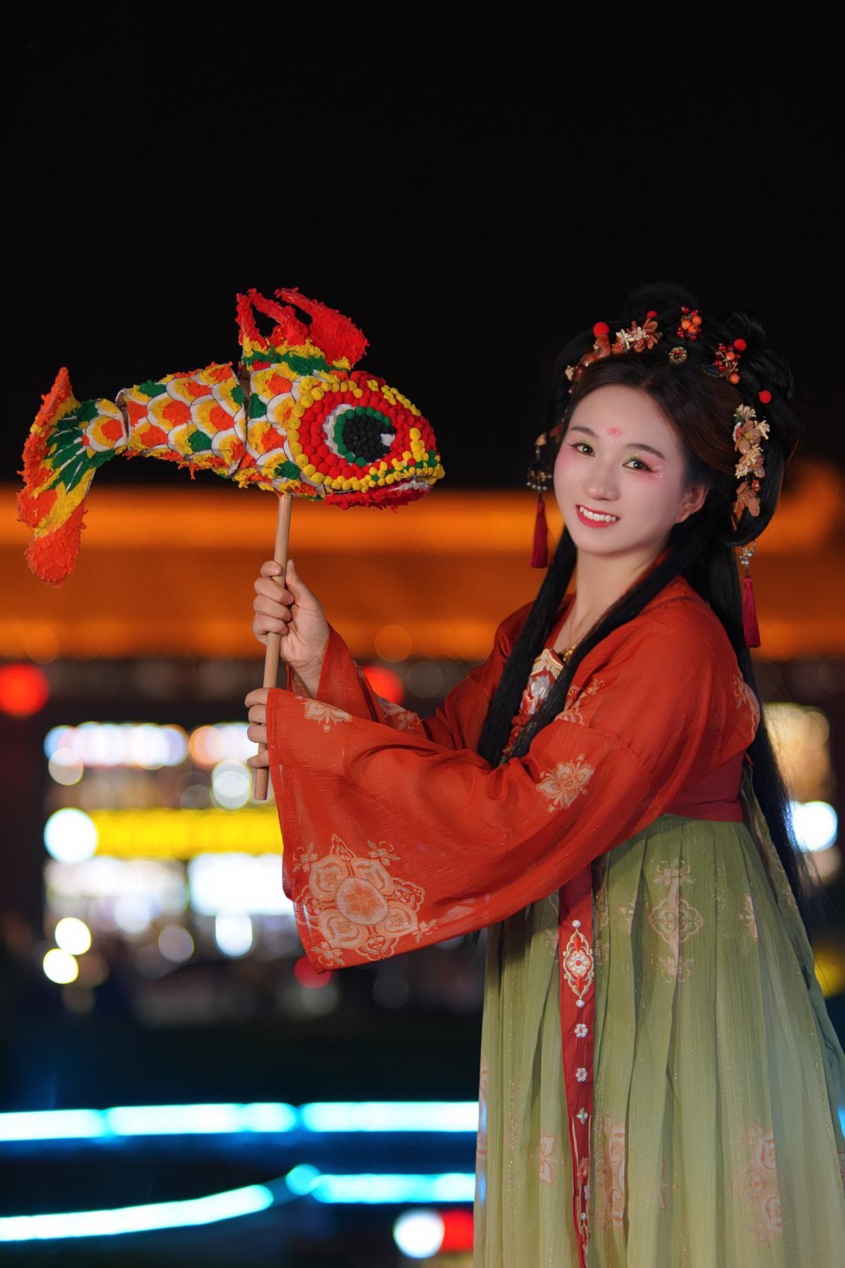 游客身穿漢服漫步在西安大唐不夜城。受訪者供圖