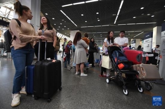 7月19日，受影響航班的旅客在巴西首都巴西利亞機(jī)場等待。新華社發(fā)（盧西奧·塔沃拉 攝）