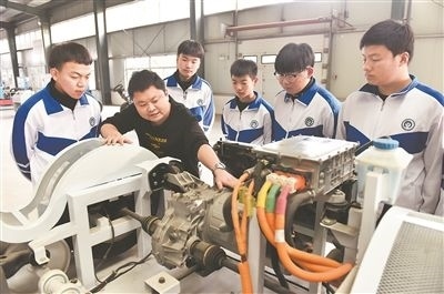 河北省威縣職業(yè)技術(shù)教育中心老師正在為學(xué)生講解電動(dòng)汽車(chē)數(shù)字技術(shù)。新華社記者 朱旭東攝