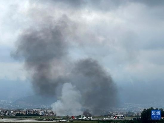 這是7月24日在尼泊爾加德滿都特里布萬機(jī)場(chǎng)拍攝的濃煙。目擊者說，一架飛機(jī)在尼泊爾加德滿都特里布萬機(jī)場(chǎng)墜毀。新華社/美聯(lián)