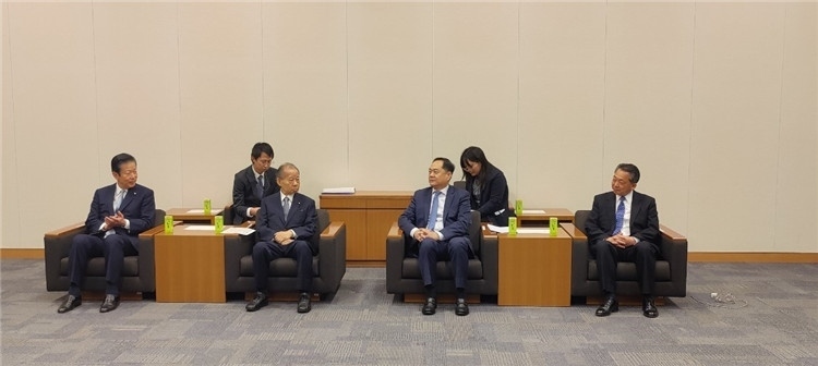 4月11日，楊萬(wàn)明會(huì)長(zhǎng)在東京會(huì)見(jiàn)日中友好議員聯(lián)盟會(huì)長(zhǎng)二階俊博（左二）。中國(guó)人民對(duì)外友好協(xié)會(huì)供圖