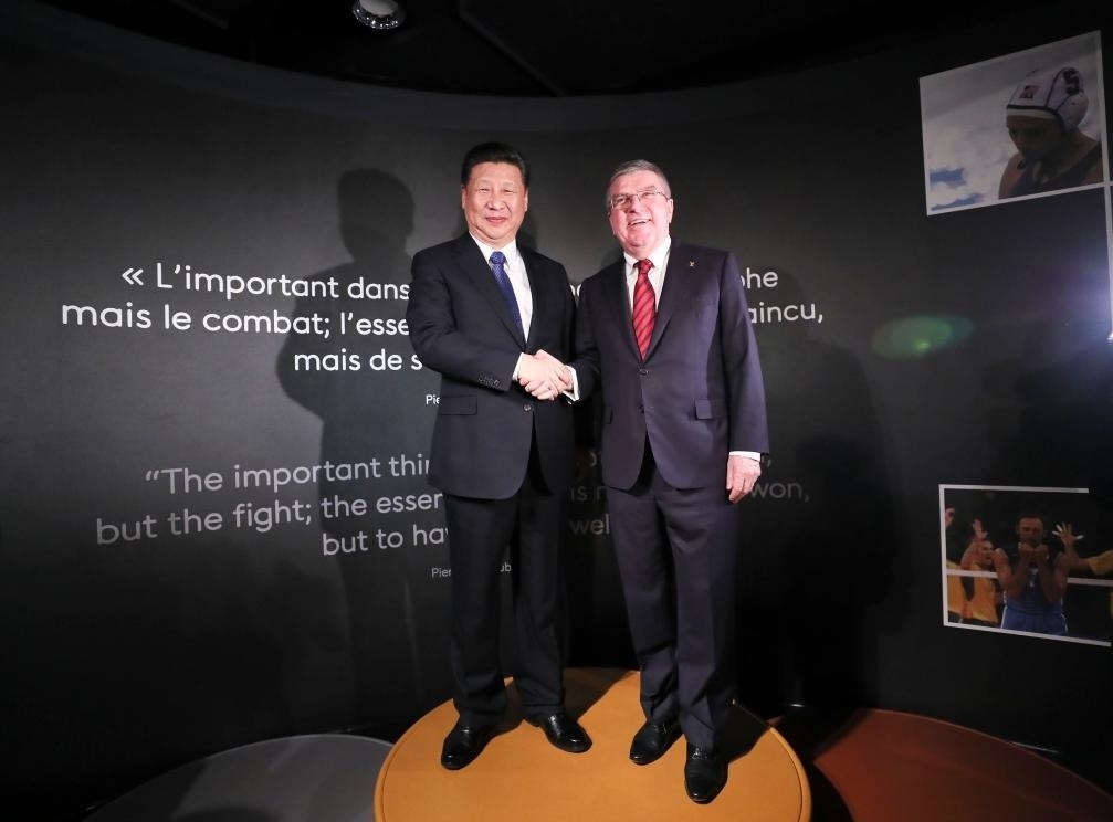 2017年1月18日，國(guó)家主席習(xí)近平在瑞士洛桑國(guó)際奧林匹克博物館會(huì)見(jiàn)國(guó)際奧林匹克委員會(huì)主席巴赫。這是習(xí)近平和巴赫在奧運(yùn)冠軍領(lǐng)獎(jiǎng)臺(tái)上合影。新華社記者 蘭紅光 攝
