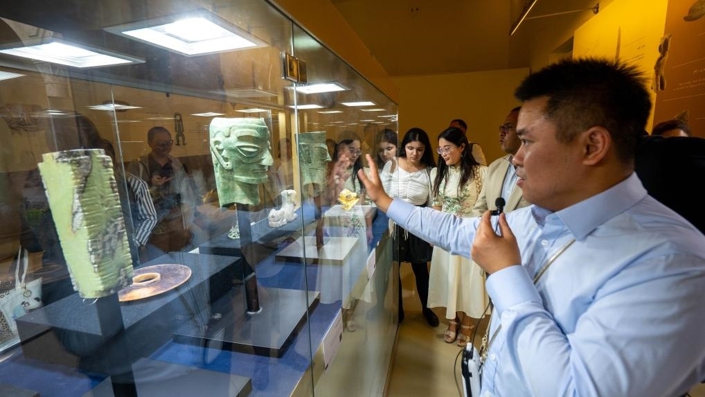 2024年6月14日，冉宏林在埃及開羅舉辦的“三星堆·金沙”主題數(shù)字展上向埃及公眾介紹三星堆文化。新華社發(fā)（四川省文物考古研究院供圖）