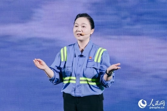 黃英紅講述在互聯(lián)網(wǎng)“種地”的故事。人民網(wǎng)攝