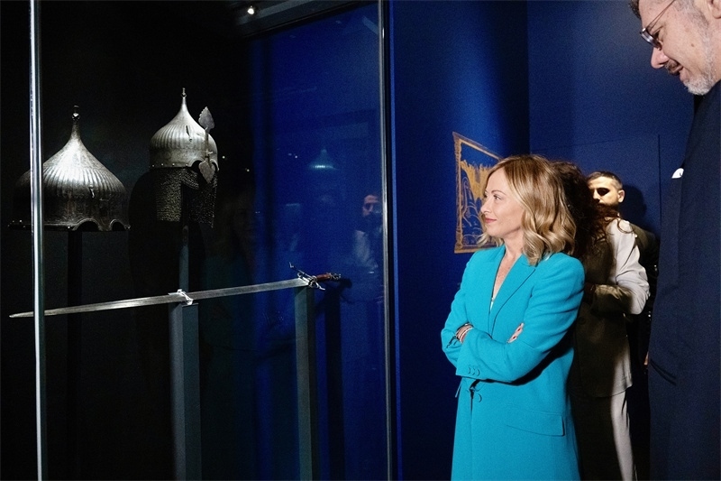 意大利總理梅洛尼參觀展覽“傳奇之旅：馬可·波羅與絲綢之路上的世界”。 (意大利總理府供圖)