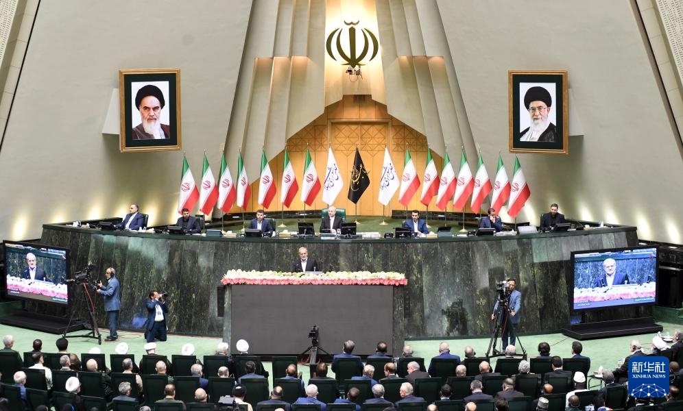 7月30日，佩澤希齊揚（中）在伊朗德黑蘭的伊朗議會宣誓就任伊朗總統(tǒng)后發(fā)表就職演說。新華社記者 沙達提 攝