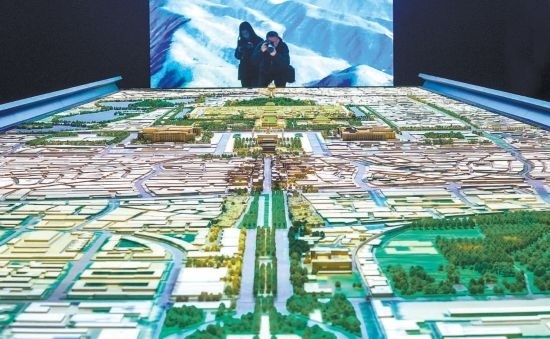 首都博物館“輝煌中軸”展廳內(nèi)，十六米長的中軸線沙盤，配以立體投影技術(shù)，展現(xiàn)北京中軸線之壯美。 本報記者 武亦彬攝