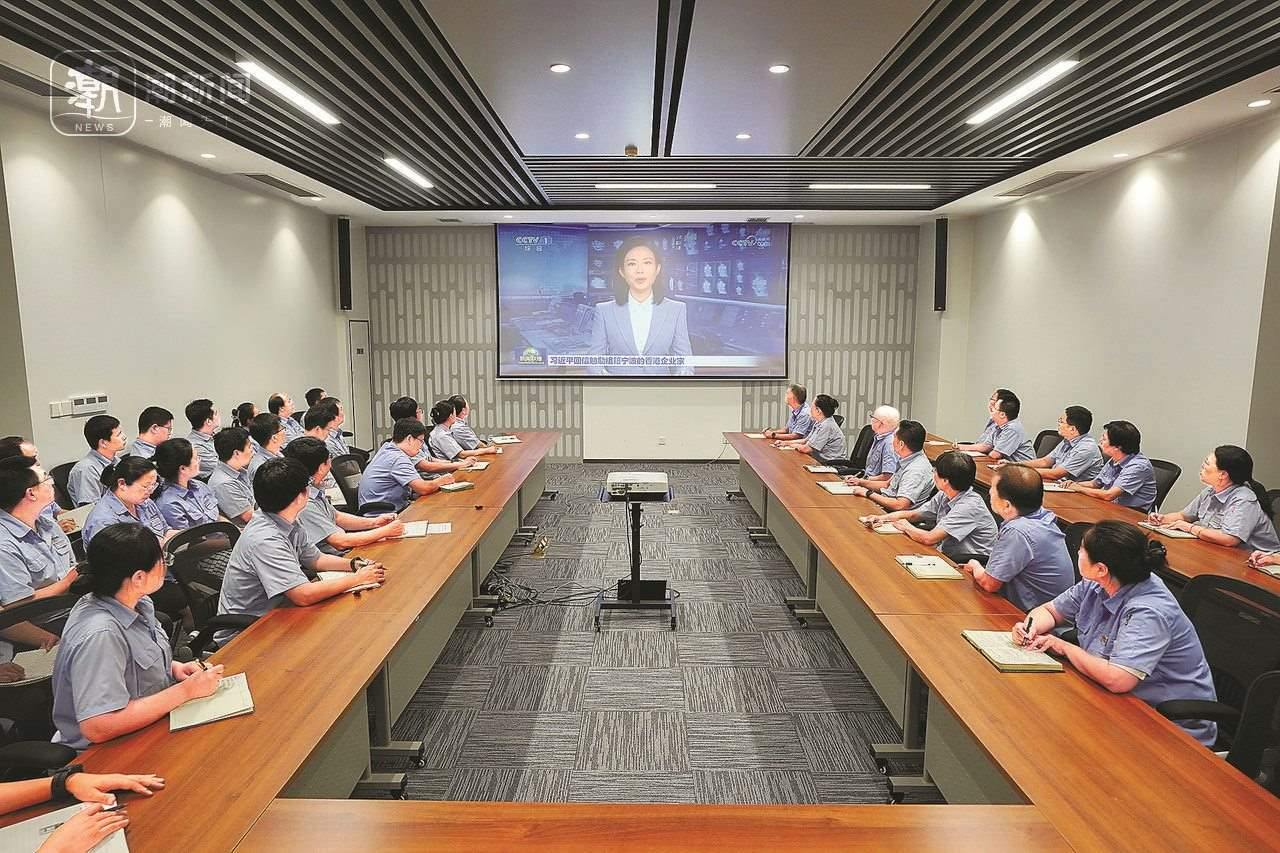 2024年8月1日晚，寧波永新光學(xué)股份有限公司員工集體觀看央視《新聞聯(lián)播》關(guān)于國家主席習(xí)近平給包陪慶、曹其鏞等祖籍寧波的香港企業(yè)家回信的報道。潮新聞記者 賀元凱 彭鵬 周旭輝 攝