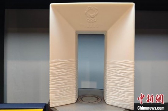 白瓷作品《凱旋尊》巧妙融合了法國與中國最具象征意義的藝術形式和元素進行再創(chuàng)造。 吳冠標 攝