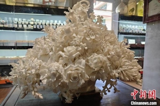 福建德化陶瓷以“白”見長，因白如雪、明如鏡、薄如紙、聲如磬、潤如玉而享譽世界。 吳冠標 攝