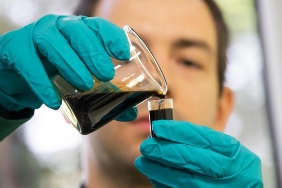 2022年5月24日，在匈牙利薩茲豪隆包陶多瑙河煉油廠(chǎng)，一名工人對(duì)通過(guò)阿德里亞輸油管道運(yùn)達(dá)的原油樣品進(jìn)行質(zhì)量分析。新華社發(fā)（弗爾季·奧蒂洛攝）