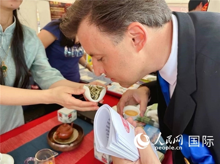 德國市民品鑒中國茶。人民網(wǎng)記者 劉赫攝