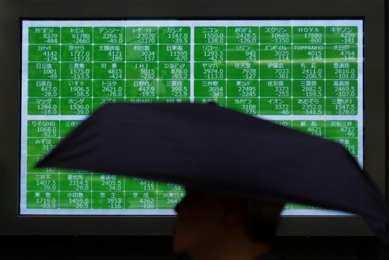 8月2日，在日本東京，行人經(jīng)過一處股指信息電子顯示屏。新華社記者張笑宇攝