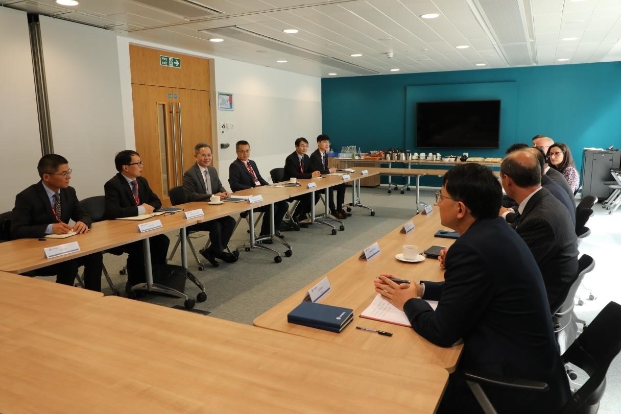 圖為中國(guó)駐英國(guó)大使鄭澤光與項(xiàng)目運(yùn)營(yíng)團(tuán)隊(duì)及企業(yè)合作機(jī)構(gòu)負(fù)責(zé)人座談現(xiàn)場(chǎng)。中國(guó)駐英國(guó)使館供圖