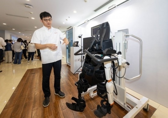 2024年5月24日，在位于上海市嘉定區(qū)的上海交通大學(xué)醫(yī)學(xué)院附屬瑞金醫(yī)院腫瘤質(zhì)子中心，工作人員介紹由瑞金醫(yī)院醫(yī)生和醫(yī)療公司共同研發(fā)的用于恢復(fù)患者下肢的醫(yī)療機器人。新華社記者 王翔 攝