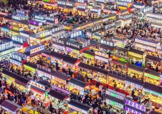 2024年4月21日，人們在河北省正定縣小商品夜市品嘗美食（無人機照片）。新華社發(fā)（武志偉 攝）