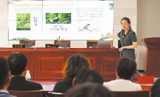 圖②：法官給旁聽群眾講解破壞生態(tài)環(huán)境的危害和法律后果。