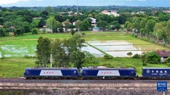 8月5日，由老撾籍火車司機獨立駕駛的滿載貨物的列車駛出萬象站，向中國昆明進發(fā)（無人機照片）。新華社發(fā)（楊永全 攝）